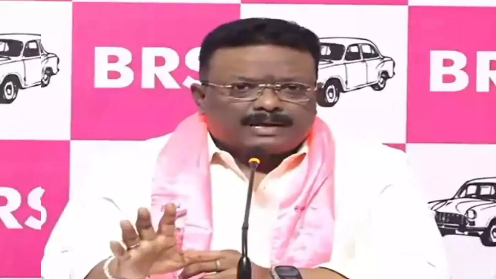 तेज हुई जुबानी जंग, रेवंत रेड्डी और पिनाराई विजयन की जंग में कूदे BRS तेज हुई जुबानी जंग, रेवंत रेड्डी और पिनाराई विजयन की जंग में कूदे BRS