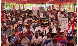 सरकारी स्कूलों के विलय की योजना पर कर्नाटक में बवाल, बेंगलुरु में प्रदर्शन, 40 हजार सरकारी स्कूलों पर खतरा