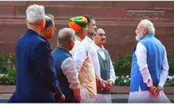 पीएम मोदी और राहुल गांधी की मुलाकात ने इंटरनेट पर मचा दी हलचल, खड़े-खड़े काफी देर तक हुई बात