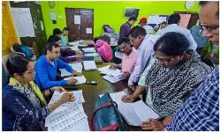 इतने वोटर कहां गए? SIR के तहत 12 राज्यों में 5 करोड़ से ज्यादा वोटर लिस्ट से गायब