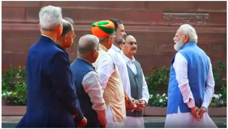 पीएम मोदी और राहुल गांधी की मुलाकात ने इंटरनेट पर मचा दी हलचल, खड़े-खड़े काफी देर तक हुई बात पीएम मोदी और राहुल गांधी की मुलाकात ने इंटरनेट पर मचा दी हलचल, खड़े-खड़े काफी देर तक हुई बात