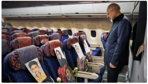 खून से सने स्कूल बैग के साथ विमान: इस्लामाबाद वार्ता से पहले ईरान का ‘Minab 168’ संदेश खून से सने स्कूल बैग के साथ विमान: इस्लामाबाद वार्ता से पहले ईरान का ‘Minab 168’ संदेश