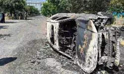 वेतन बढ़ाने की मांग पर हिंसक हुआ मजदूरों का प्रदर्शन, आगजनी-तोड़फोड़ से सड़क जाम