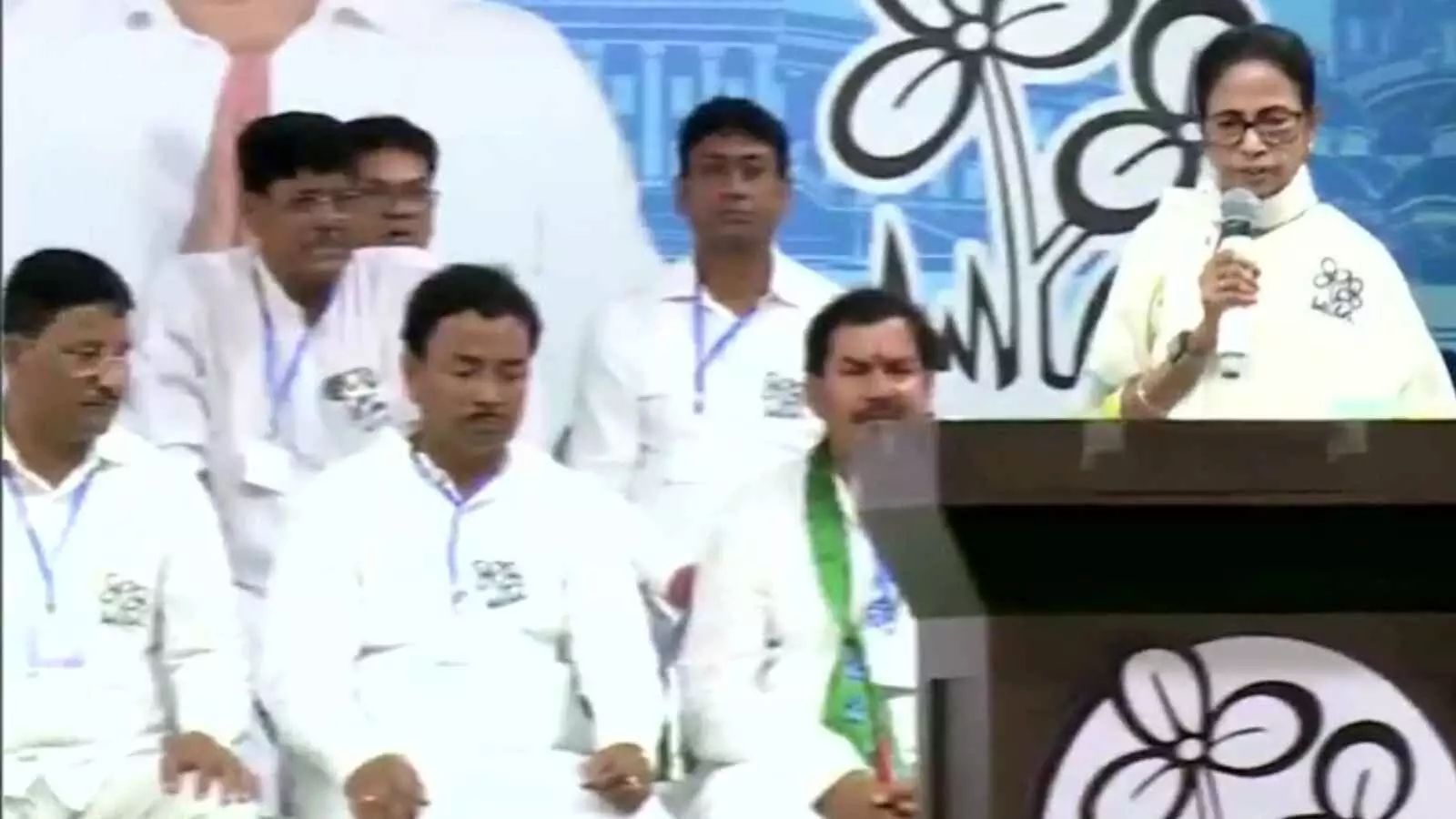 ममता की हुंकार: मैं अकेली लड़ रही हूं, लेकिन बंगाल पर बाहरी कब्जा नहीं होगा ममता की हुंकार: मैं अकेली लड़ रही हूं, लेकिन बंगाल पर बाहरी कब्जा नहीं होगा