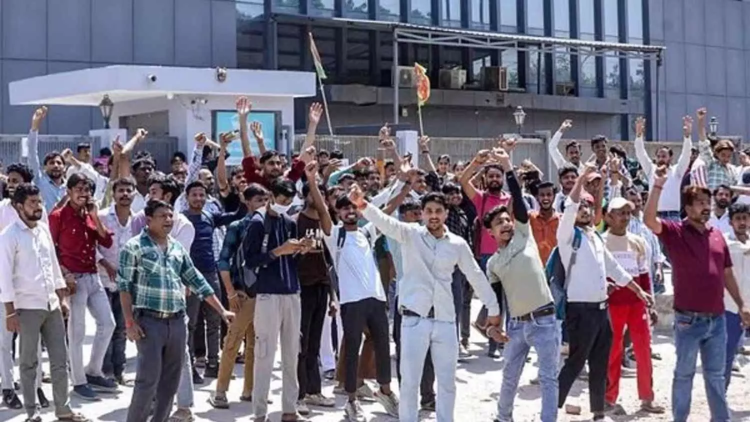 नोएडा में बवाल और आगजनी के बाद यूपी सरकार एक्टिव, न्यूनतम मजदूरी बढ़ी नोएडा में बवाल और आगजनी के बाद यूपी सरकार एक्टिव, न्यूनतम मजदूरी बढ़ी