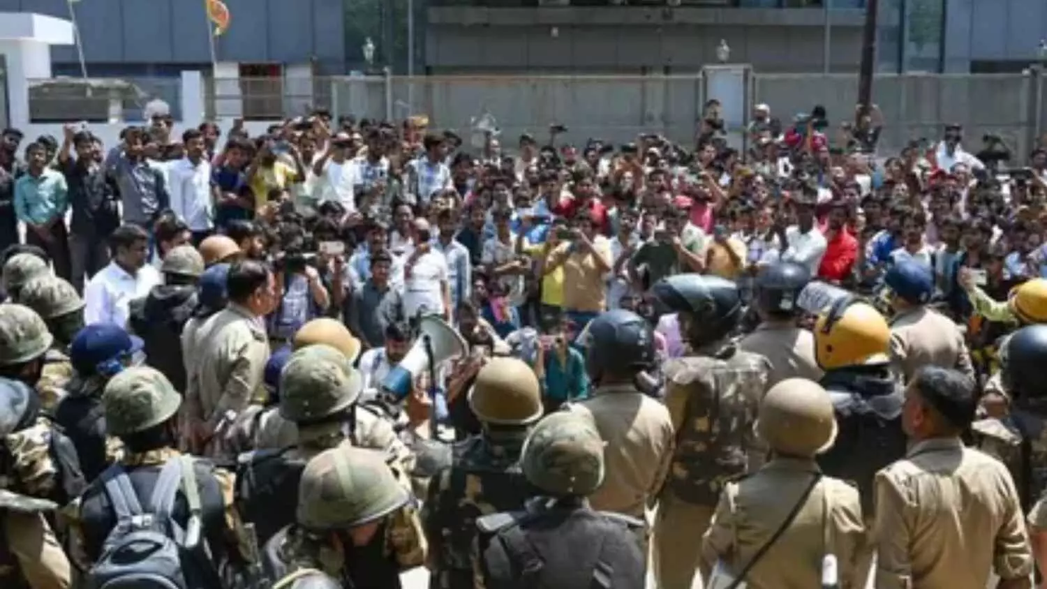 नोएडा हिंसा: चेतावनी के बावजूद क्यों चूका प्रशासन, अब उठे बड़े सवाल नोएडा हिंसा: चेतावनी के बावजूद क्यों चूका प्रशासन, अब उठे बड़े सवाल