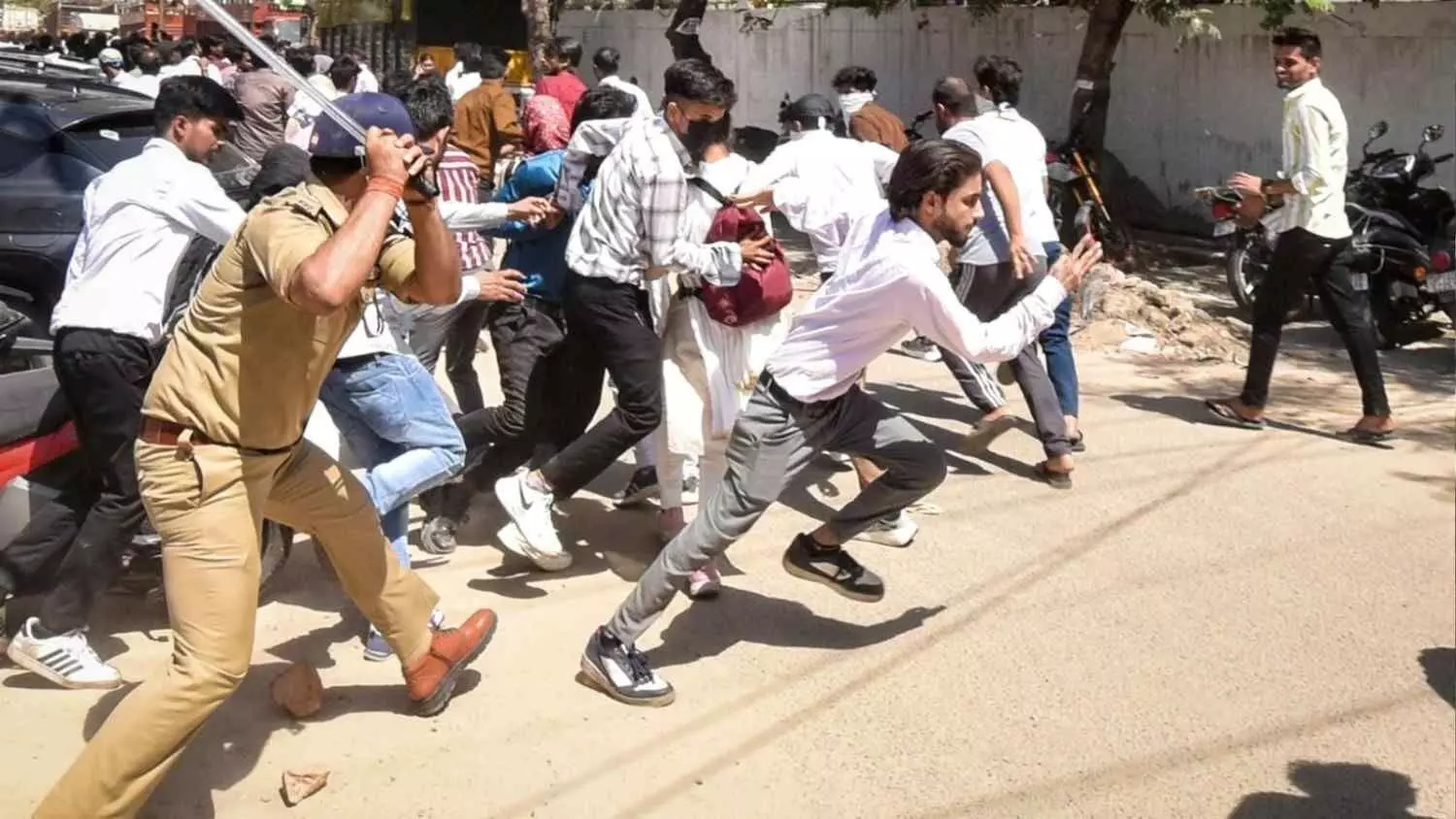 लीडर नहीं, फिर भी सड़कों पर उतरे हजारों कर्मचारी, कैसे भड़का आंदोलन? लीडर नहीं, फिर भी सड़कों पर उतरे हजारों कर्मचारी, कैसे भड़का आंदोलन?