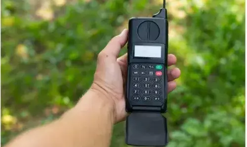 श्रीनगर एयरपोर्ट पर सैटेलाइट फोन के साथ दो लोग हिरासत में, रिपोर्ट्स में एक अमेरिकी नागरिक शामिल