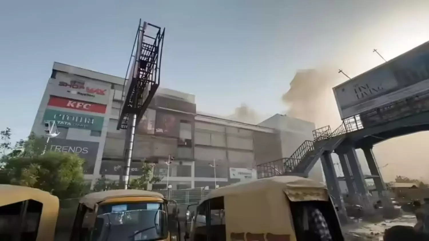 गाजियाबाद के पैसिफिक मॉल में आग, समय रहते बड़ा हादसा टला गाजियाबाद के पैसिफिक मॉल में आग, समय रहते बड़ा हादसा टला
