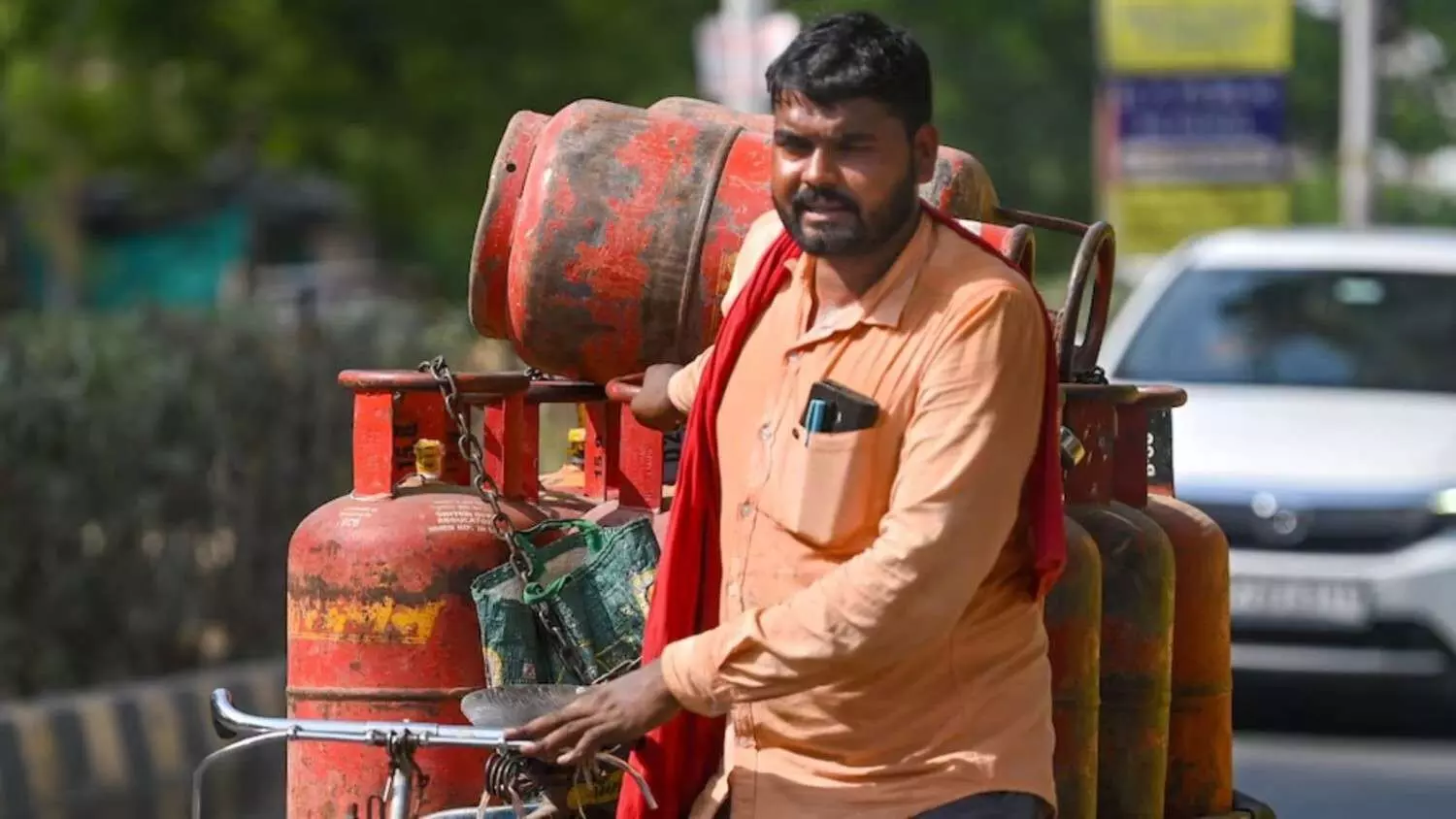 तीन महीने में दूसरी बार महंगा हुआ LPG सिलेंडर, जानिए वजह तीन महीने में दूसरी बार महंगा हुआ LPG सिलेंडर, जानिए वजह