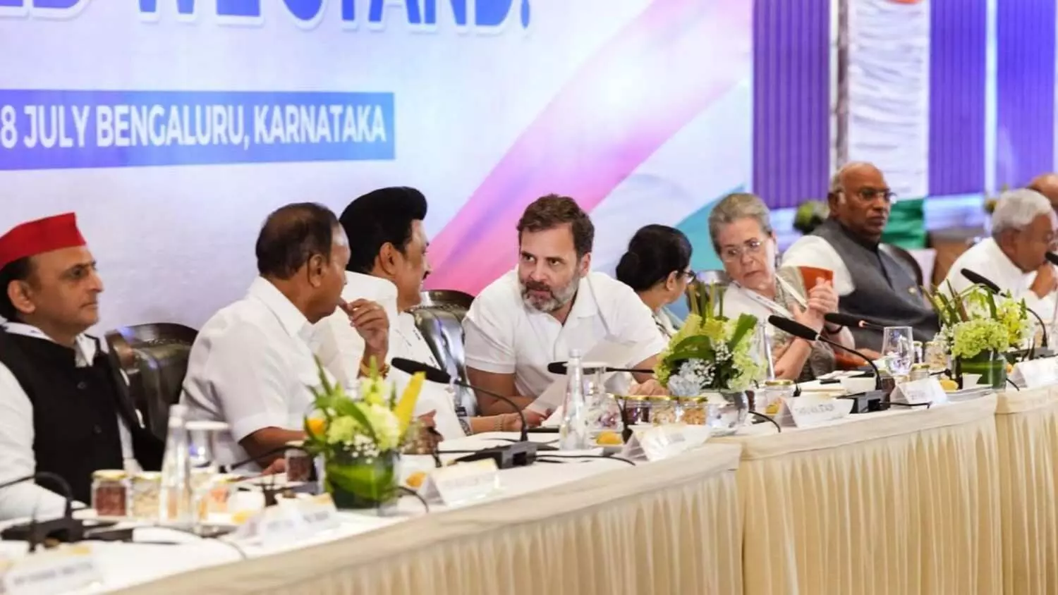 बैठक से पहले इंडिया गठबंधन में बवाल, सहयोगी दलों ने कांग्रेस को घेरा बैठक से पहले इंडिया गठबंधन में बवाल, सहयोगी दलों ने कांग्रेस को घेरा