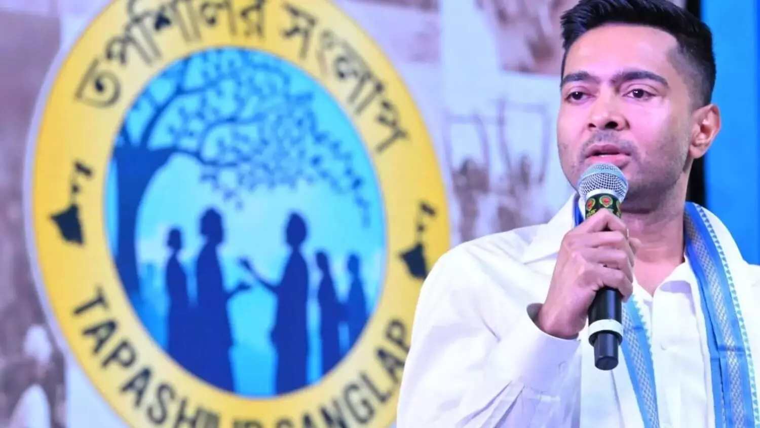 अभिषेक बनर्जी के घर छापेमारी से गरमाई सियासत, ममता भी पहुंचीं मौके पर अभिषेक बनर्जी के घर छापेमारी से गरमाई सियासत, ममता भी पहुंचीं मौके पर