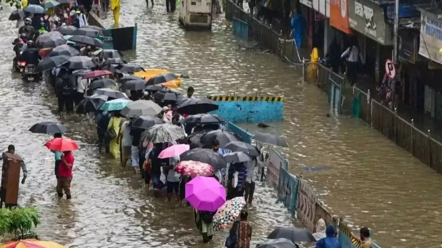 मुंबई-पुणे में भारी बारिश, कई ट्रेनें और उड़ानें प्रभावित
