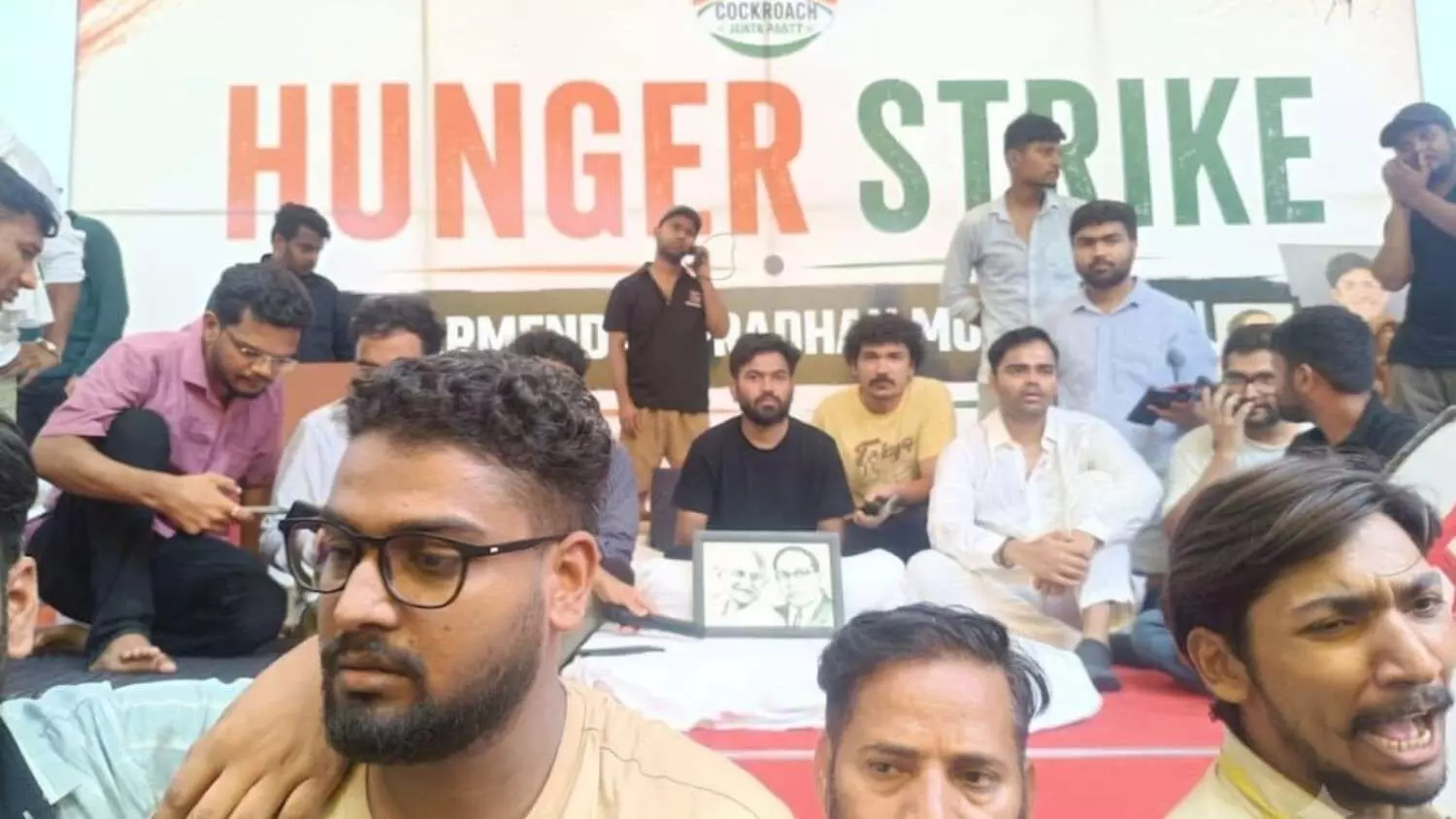 भूख हड़ताल पर बैठे अभिजीत दीपके, पीएम मोदी के इस्तीफे की मांग
