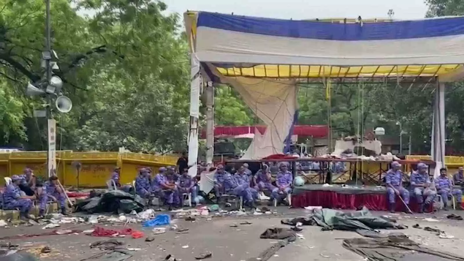 रणक्षेत्र बनी लुटियंस दिल्ली; पुलिस की लाठी से खाली हुआ जंतर-मंतर