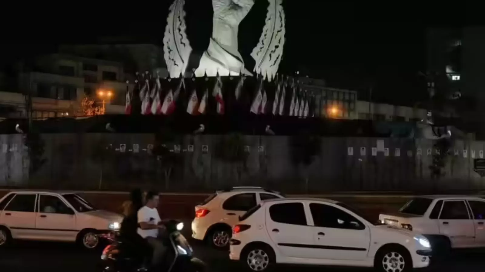 ईरान पर लगातार 10वीं रात अमेरिकी हमला, होर्मुज को लेकर बढ़ा तनाव