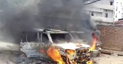 पटना : सड़क हादसे के बाद बवाल, भीड़ ने गाड़ियों में लगाई आग