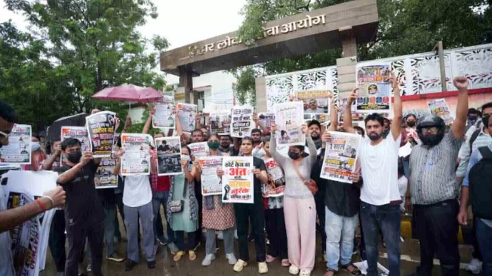 BPSC शिक्षक भर्ती: नोटिफिकेशन के बाद भी बवाल, लालू बोले- AK-47 वाली सरकार