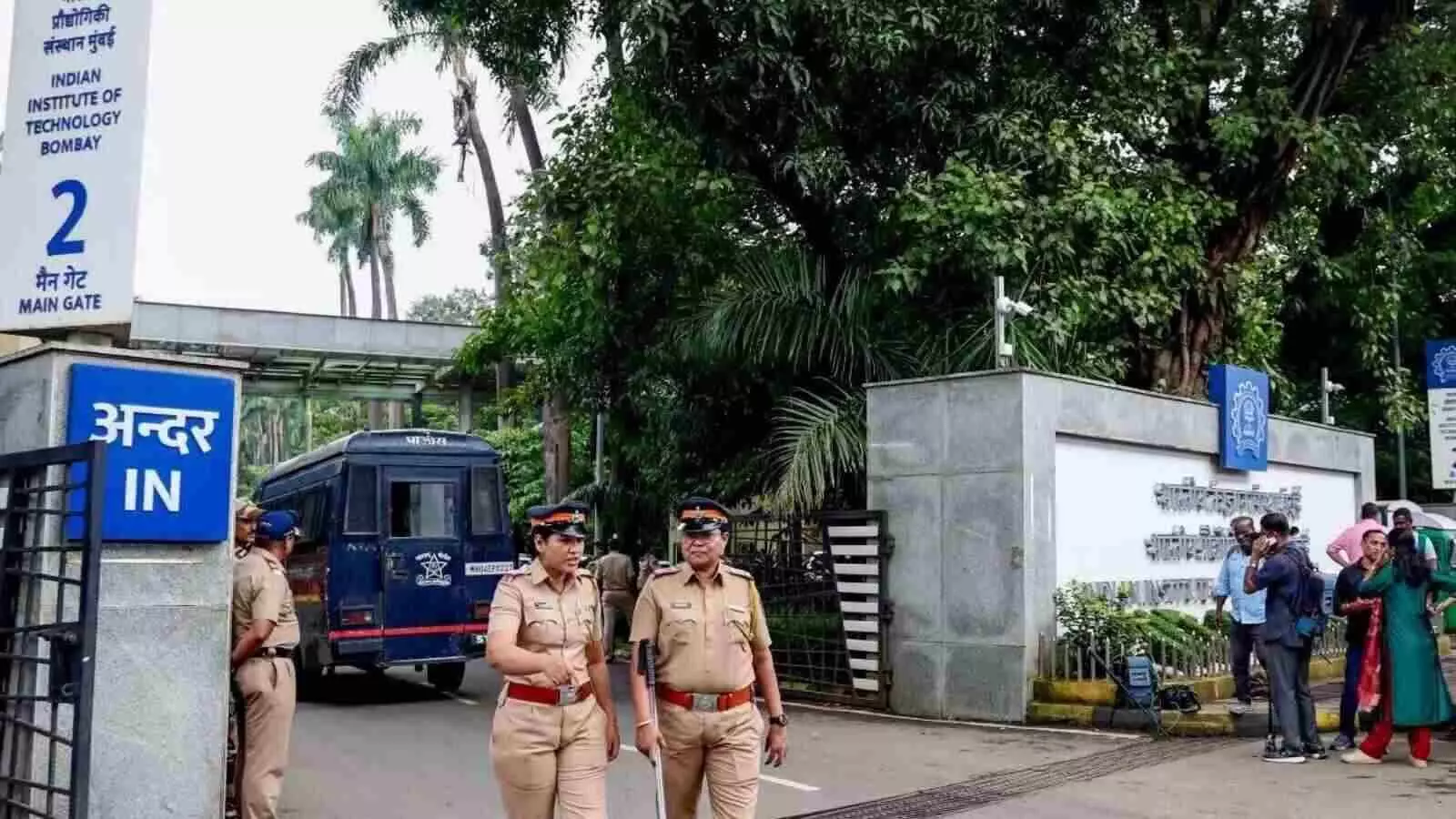 65 सुसाइड: आईआईटी की असली परीक्षा, फेल छात्रों से कैसा व्यवहार?