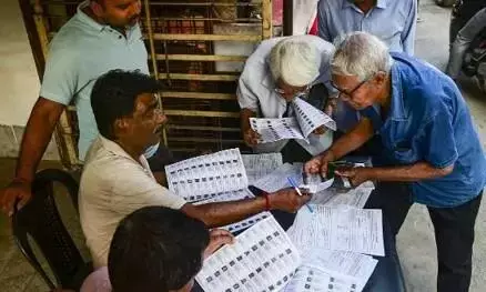बंगाल SIR में पहले ही बज गई थी खतरे की घंटी, फिर क्यों अनसुनी हुई अधिकारियों की आपत्ति? बंगाल SIR में पहले ही बज गई थी खतरे की घंटी, फिर क्यों अनसुनी हुई अधिकारियों की आपत्ति?