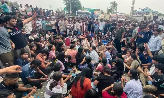 LPU Protest: मिड-टर्म एग्जाम टले, 10 दिन के लिए क्लास सस्पेंड; रजिस्ट्रार वीडियो पर 3 छात्राओं का यू-टर्न