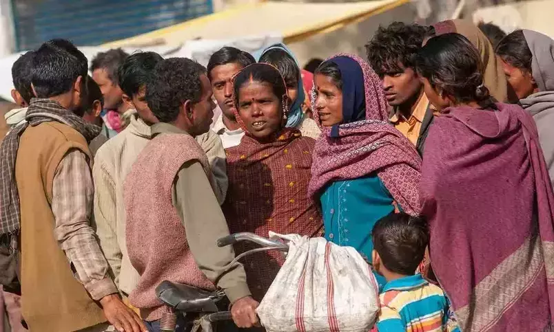 UP SIR में सबसे ज्यादा पिसे कमजोर तबके? महिलाएं, प्रवासी और बेघर वोटरों की मुश्किल कहानी
