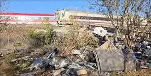स्पेन में भीषण रेल हादसा, दो हाई-स्पीड ट्रेनों की टक्कर, कम से कम 46 लोगों की मौत स्पेन में भीषण रेल हादसा, दो हाई-स्पीड ट्रेनों की टक्कर, कम से कम 46 लोगों की मौत